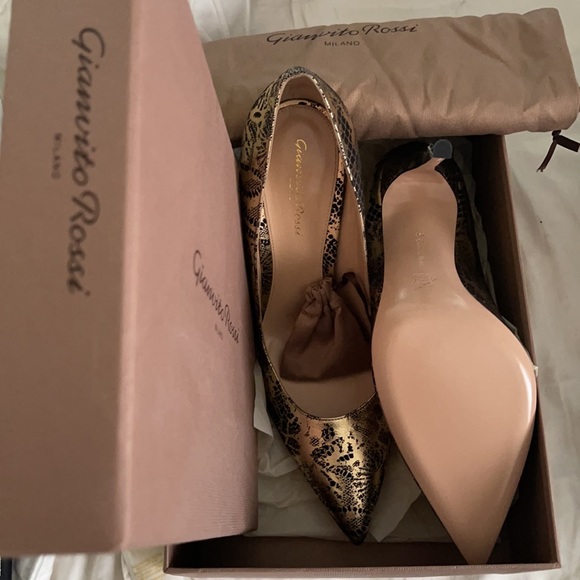 Authentic New Gianvito Rossi Pumps - Picture 5 of 7